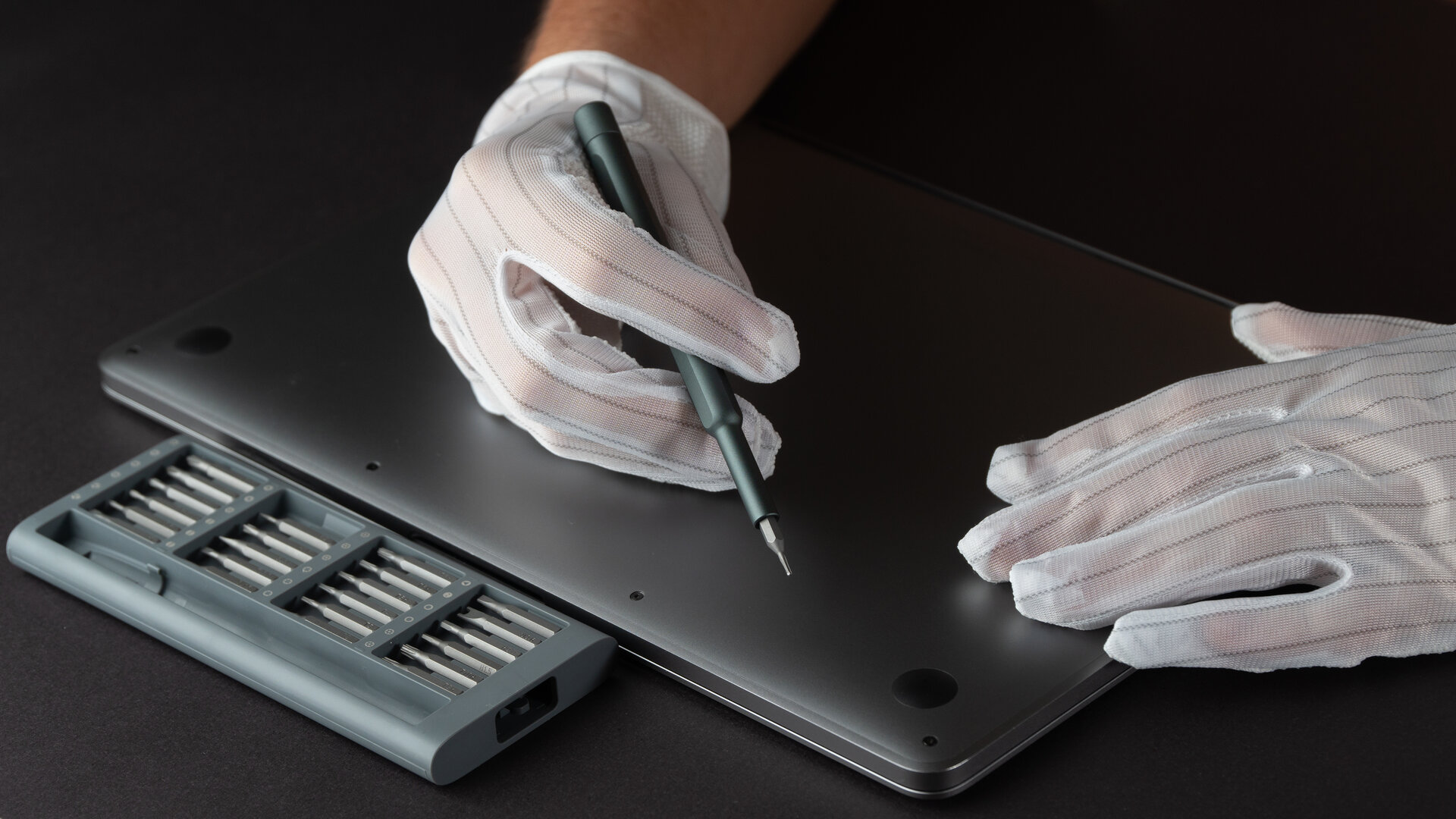 Warum DIY Macbook Reparatur riskant sein kann: Eine Analyse