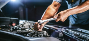 Automechaniker arbeiten auf Auto-Motor in Mechanik Garage. Reparaturservice.