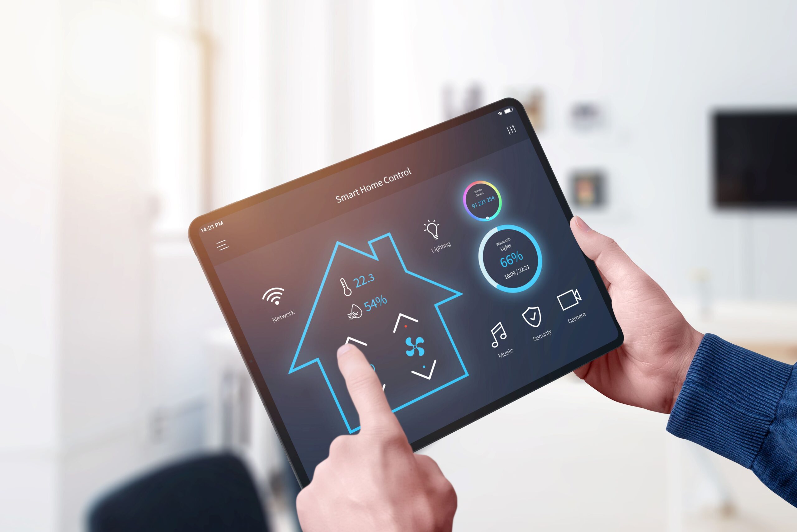 Mann bedient Smart Home System