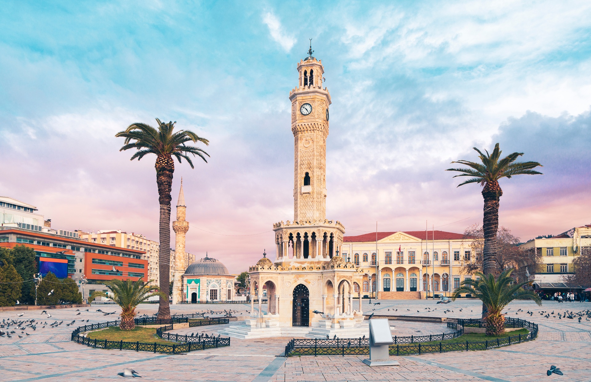 Historischer Platz mit Uhrturm und Palmen | Antalya Alanya Transfer